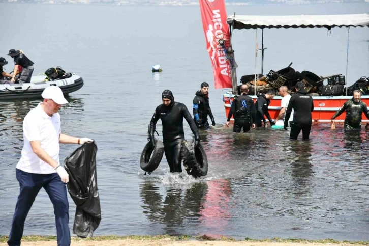 Denizden lastik de çıktı kamp sandalyesi de
