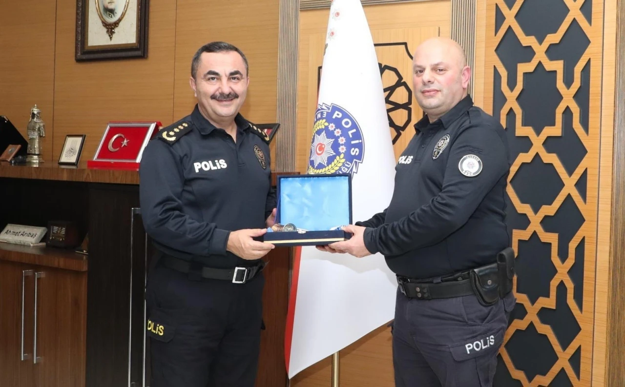 Denize atlayan kadını kurtaran polislere ödül