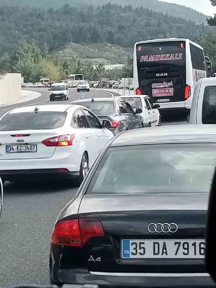 Denizli - Antalya karayolunda bayram trafiği yaşanıyor
