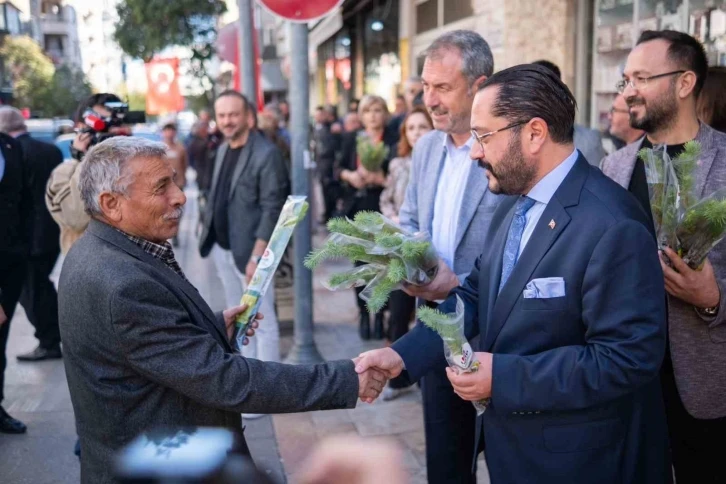 Denizli MHP iklim değişikliğine dikkat çekmek için fidan dağıttı
