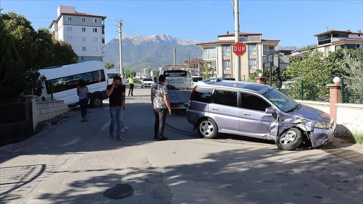 Denizli'de okul servisi ile otomobilin çarpışması sonucu 14 kişi yaralandı