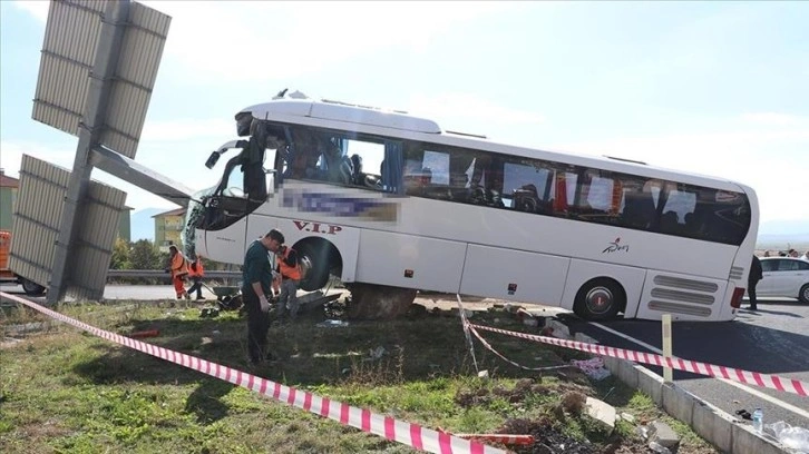 Turistleri taşıyan otobüsle otomobilin çarpıştığı kazada ölü sayısı 3'e çıktı