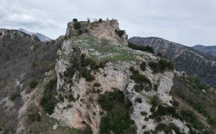 Deprem Amanos’un zirvesindeki Şalen Kalesi’nin surlarını da yıktı
