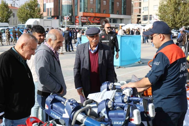 Deprem bilgilendirmesinde jandarma köpekleri ilgi odağı oldu
