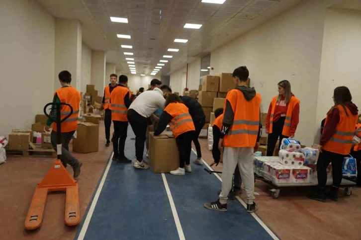 Deprem bölgelerine yardımlar devam ediyor
