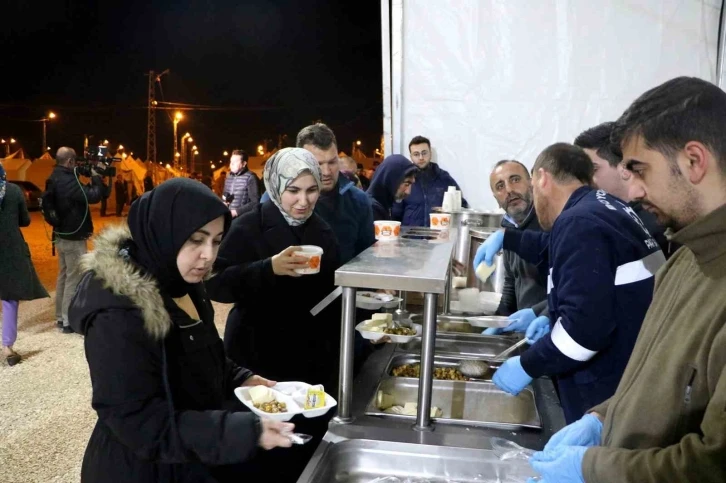 Deprem bölgesi Hatay’da ilk sahur çadırlarda yapıldı
