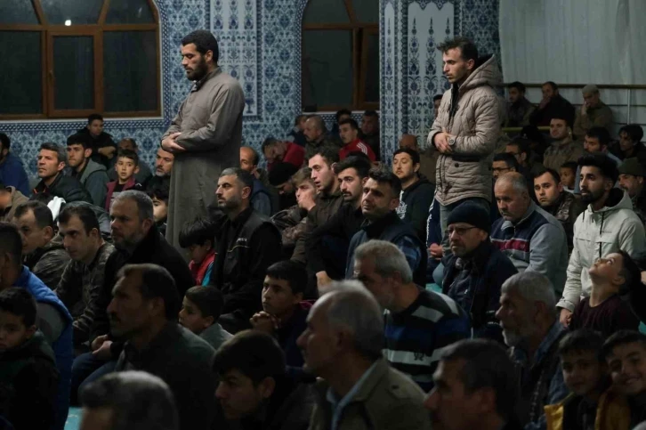 Deprem bölgesi Hatay’da ilk teravih namazı kılındı
