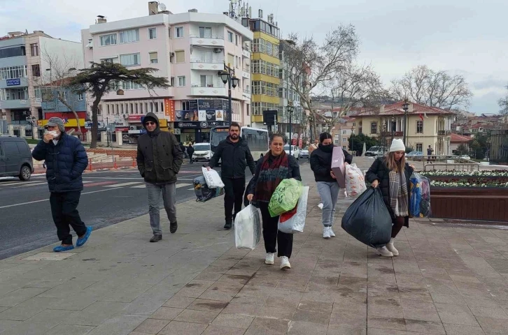 Deprem bölgesi için tek yürek oldular: Bebek arabasıyla bile yardım taşıdılar
