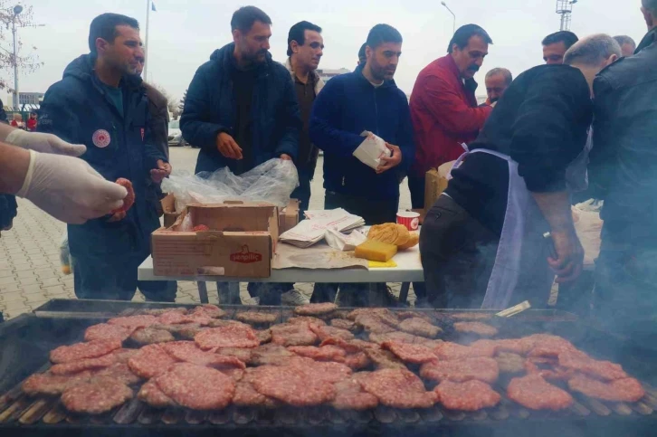 Deprem bölgesi Malatya’da 28 bin kişiye köfte ekmek dağıtıldı
