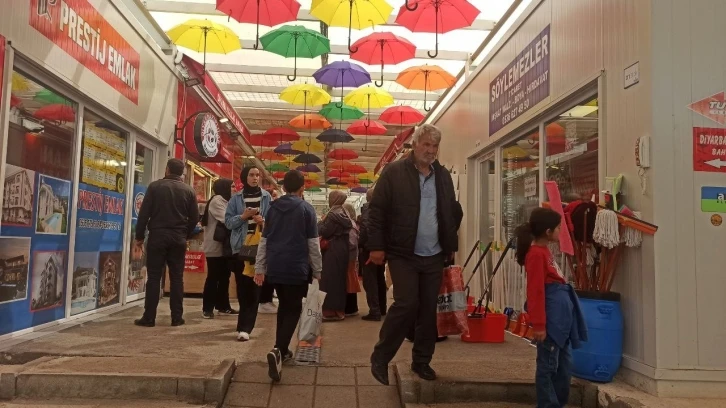 Deprem bölgesi Malatya’da konteyner çarşılarda yoğunluk yaşanıyor
