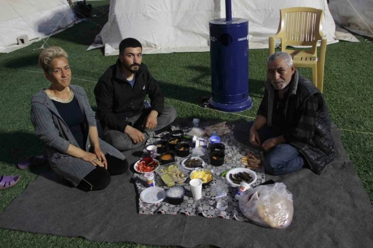 Deprem bölgesinde ilk iftar
