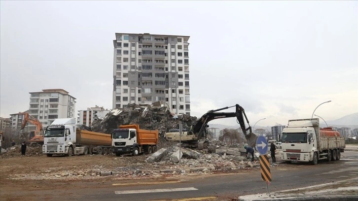 Deprem bölgesindeki 11 ilde çalışmalar 930 şantiyede, 110 bin 450 çalışanla sürüyor