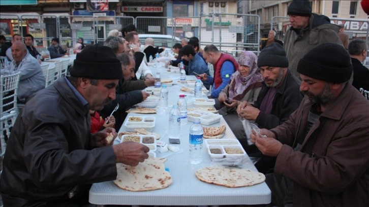 Deprem bölgesindeki illerde ilk iftar yapıldı