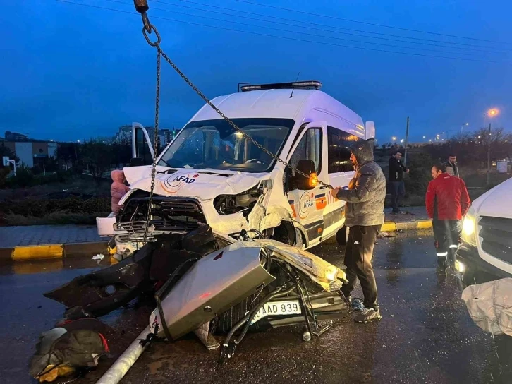 Deprem bölgesine giden AFAD aracı kaza yaptı: 1 ölü, 9 yaralı