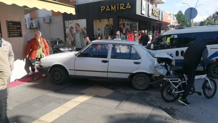 Deprem bölgesine giden minibüs ile otomobil çarpıştı
