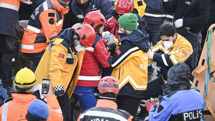 Deprem bölgesine yardım seferberliği sürüyor