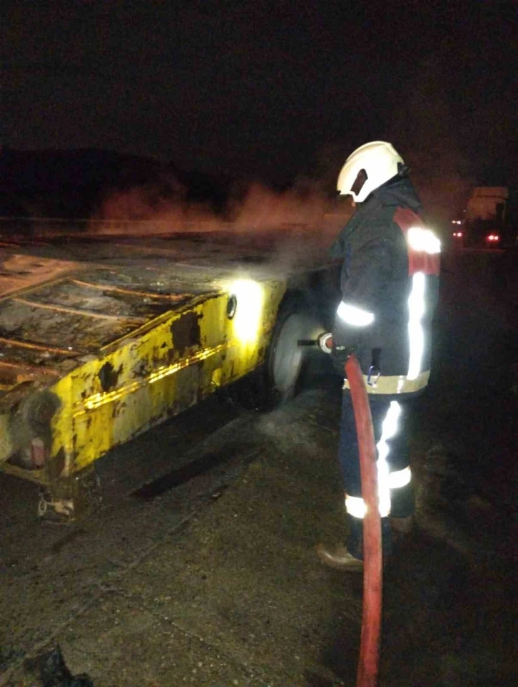 Deprem bölgesine yardıma giden iş makinası yandı
