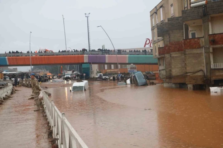 Deprem bölgesini sel vurdu: 11 ölü, 7 kayıp
