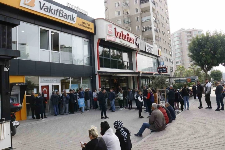 Deprem kredisi çekecek vatandaşlar bankaların önünde kuyruk oluşturdu
