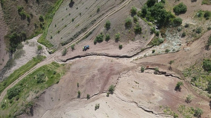 Deprem nedeniyle tepe çökünce manzarası değişen iki köy görüntülendi