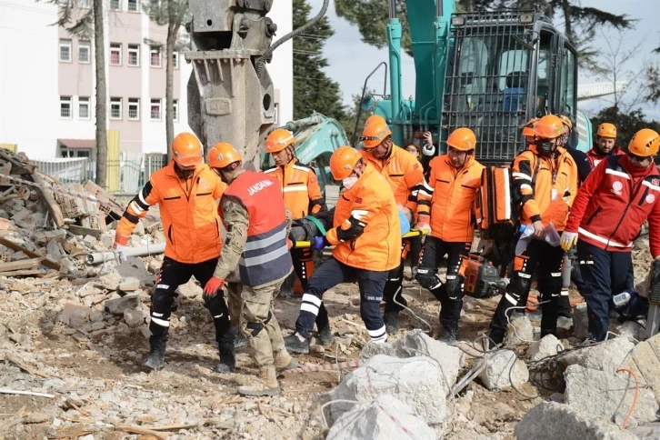 Deprem tatbikatı gerçeği aratmadı
