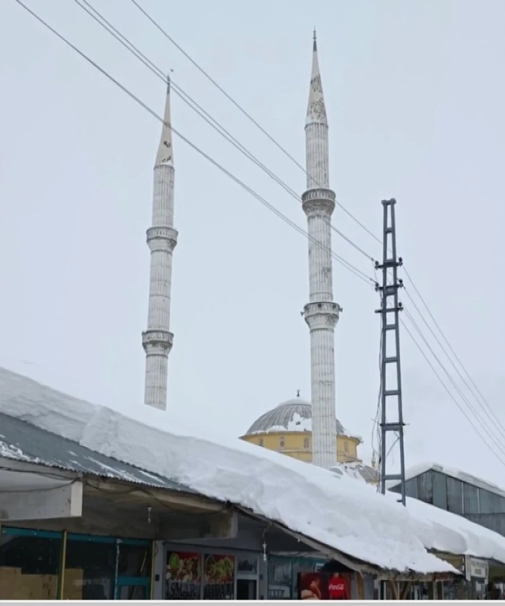 Depremde cami minaresi beşik gibi sallandı, o anlar kamerada
