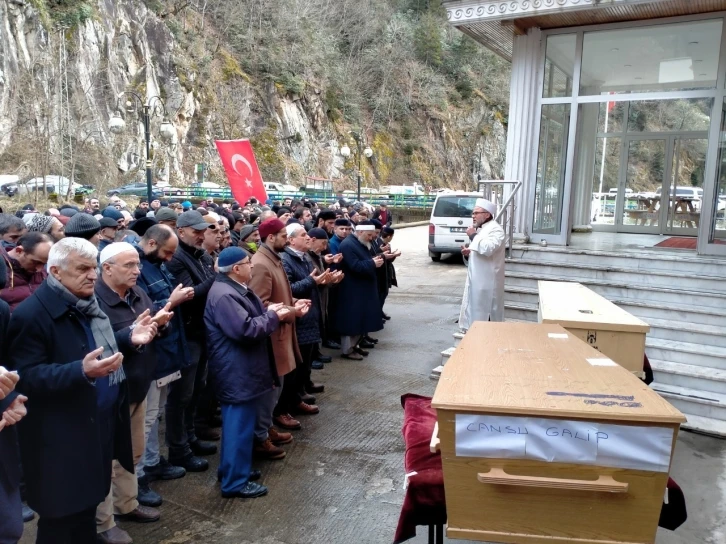 Depremde göçük altında kalan anne ve kızı toprağa verildi
