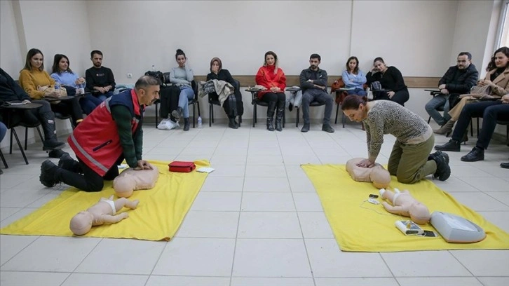 Depremde hayat kurtaran öğretmenler, Hakkari'de meslektaşlarına ilk yardımı anlatıyor