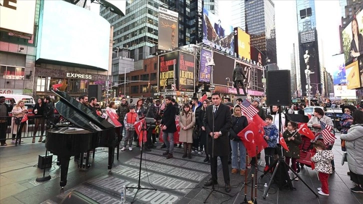 Depremde hayatını kaybedenler için Times Meydanı'nda anma