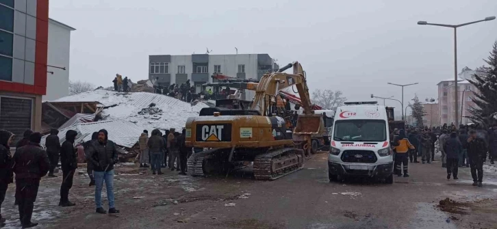 Depremde Kahramanmaraş’ta birçok bina yıkıldı, kurtarma çalışmaları sürüyor