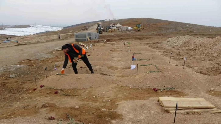 Depremde kayan iki dağın altında kalan 48 kişi hayatını kaybetti
