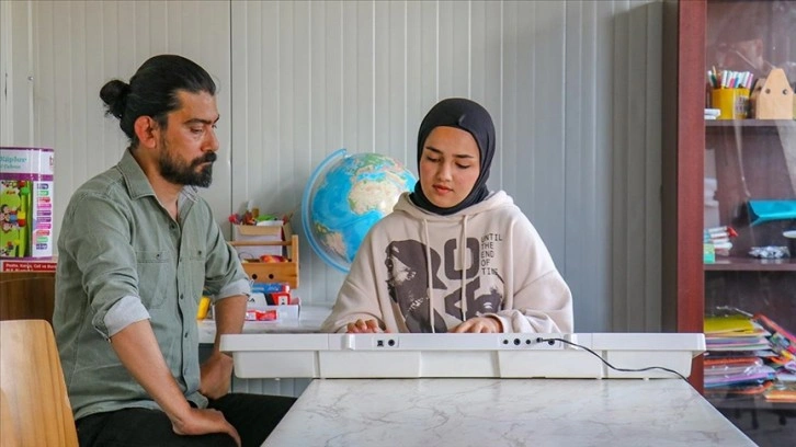 Depremde piyanosu kırılan Ceren konteyner kentte orgla yeniden müziğe başladı