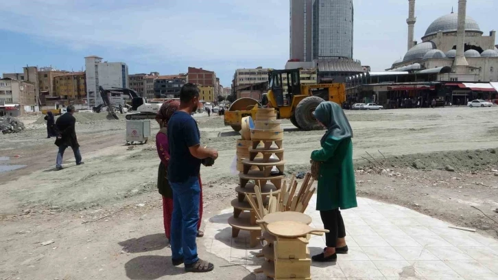 Depremde yıkılan dükkanın enkazında hayata tutunmaya çalışıyor
