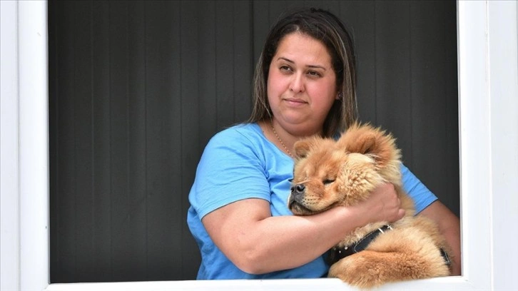 Depremden dakikalar önce köpeklerinin uyandırdığı aile, can dostlarını yanından ayırmıyor