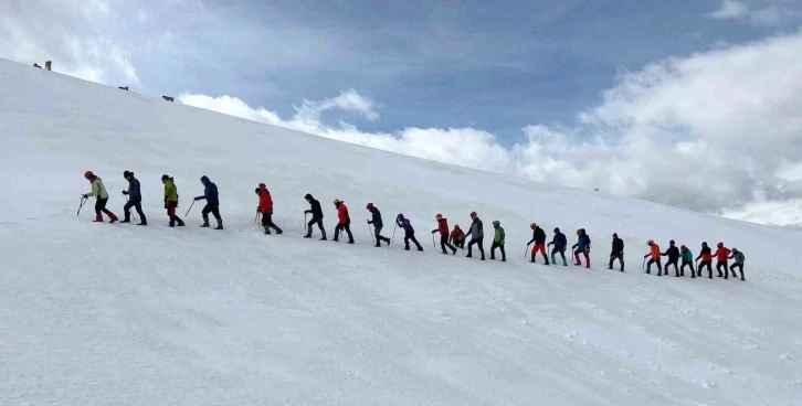 Depremden döndüler, Zigana Dağı’nda kış eğitimi gerçekleştirdiler
