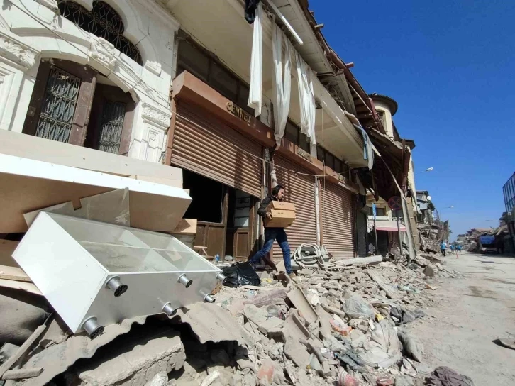 Depremden sağ kurtulan tarihi Uzun Çarşı esnafı şimdi ürünlerini kurtarmaya çalışıyor
