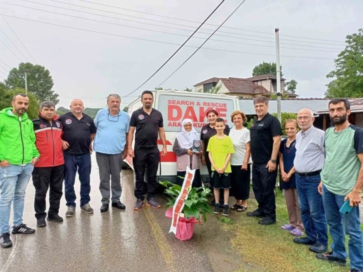 Depremi yaşayan Hidayet teyzeden örnek bağış
