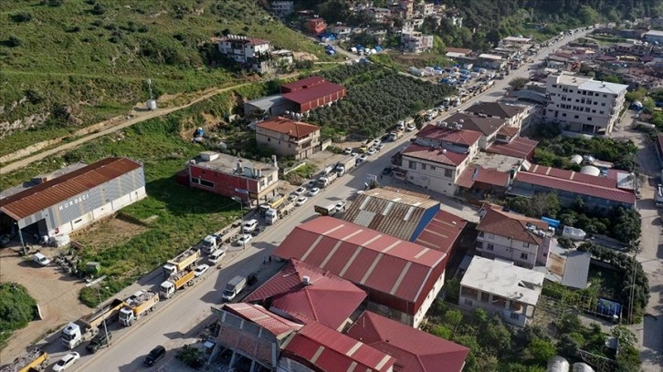 Depremin etkilediği Hatay'da hafriyat kamyonlarının yoğunluğu havadan görüntülendi