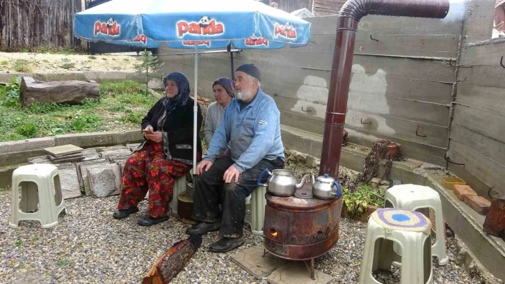 Depremin merkez üssü Kızılağıl’da vatandaşlar tedirgin: Evlerine giremiyorlar
