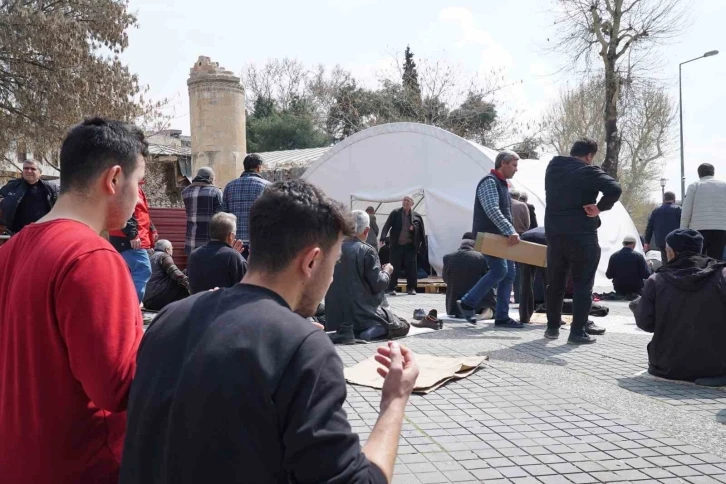 Depremin merkezi Kahramanmaraş’ta Ramazan’ın ilk cuma namazı kılındı
