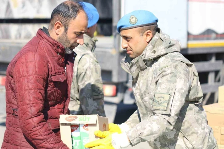 Depremin yaralarını kahraman Mehmetçik sarıyor
