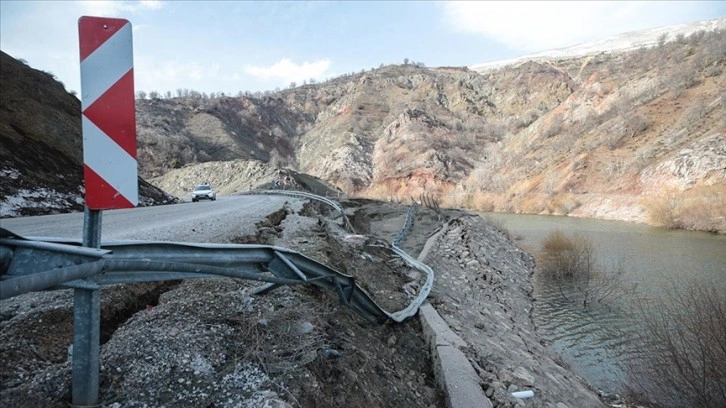 Depremler Adıyaman-Çelikhan yolunda çökmeye yol açtı