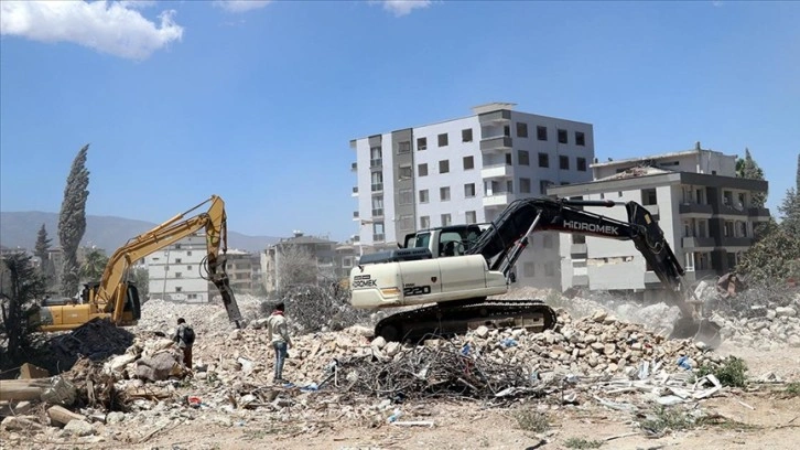 Depremlerden etkilenen Hatay'da ağır hasarlı binaların yıkımı sürüyor