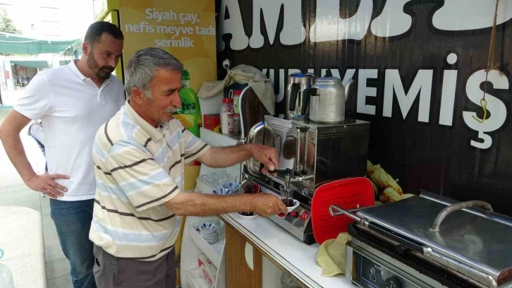 Depremzede baba oğulun konteynerde ekmek mücadelesi
