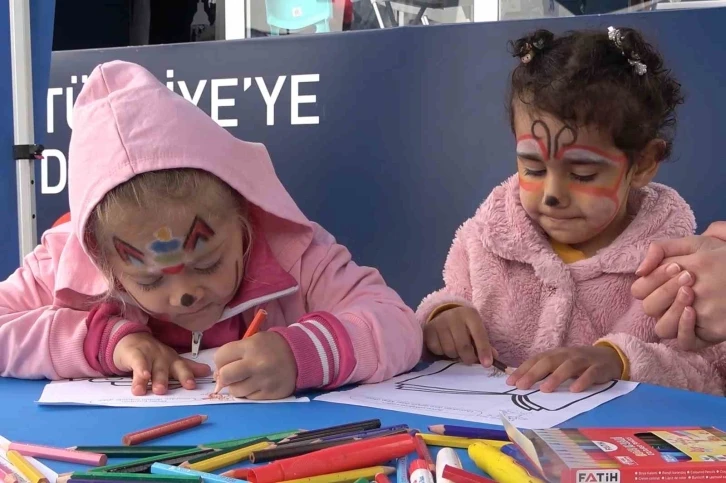 Depremzede çocuklar afetin izlerini oyunlarla silmeye çalışıyor
