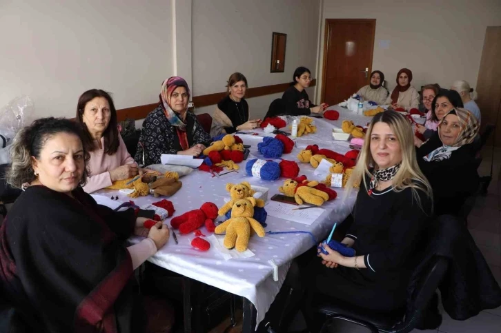 Depremzede çocuklar için örgü oyuncak yapıyorlar
