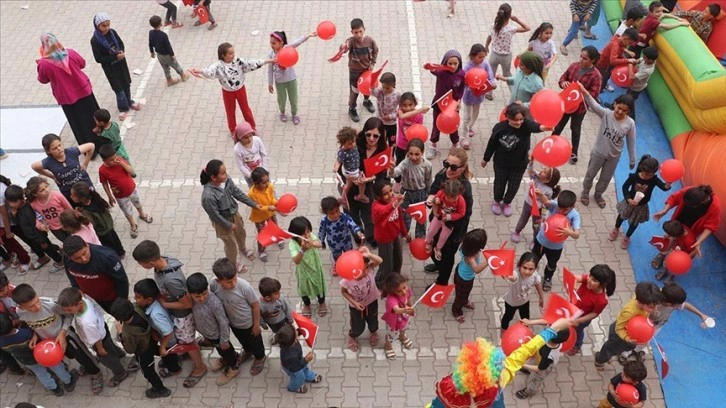 Depremzede çocuklar için oyun parkı kuruyorlar