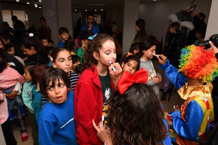 Depremzede çocuklar oyunlar oynayarak stres atıyor
