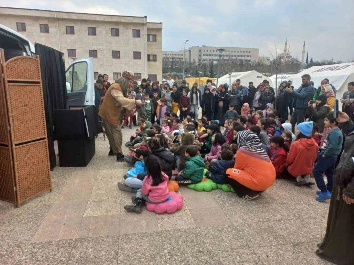 Depremzede çocuklara ‘Meddah Amca’dan masallar"
