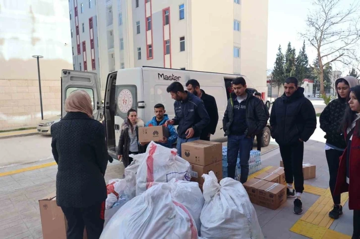 Depremzede felaketi böyle özetledi: "Çatılara bile devrilir korkusuyla sığınamıyorduk"
